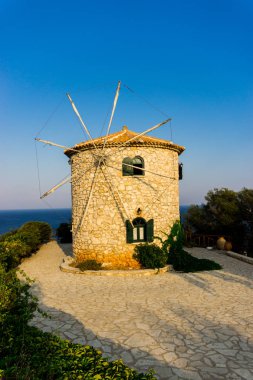 Zakynthos adasında geleneksel eski yel değirmeni, Yunanistan.