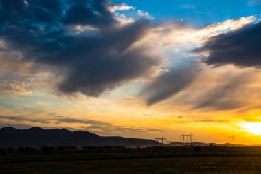Bulutlu gökyüzü arka plan şaşırtıcı doğa manzaralı