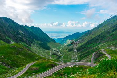 Yeşil ve mavi bulutlu gökyüzü ile büyüleyici doğa dağ manzaralı