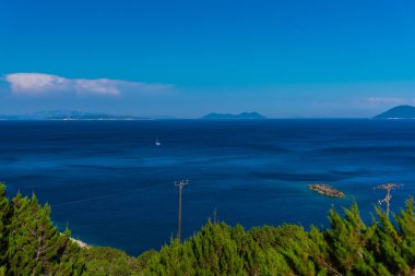 Dağ arka plan ile pürüzsüz oldukça okyanusun büyüleyici görünümü
