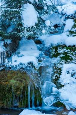 Doğa arka plan üzerinde büyük soğuk buz sarkıtları