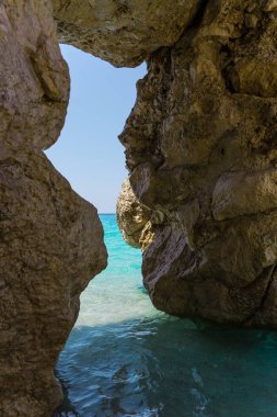 Mavi lagün ile büyüleyici doğa kayalık görünümü