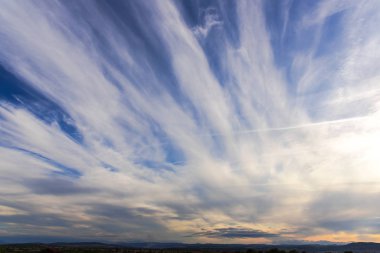 Elektrik kuleli tepeler üzerinde güzel cennet