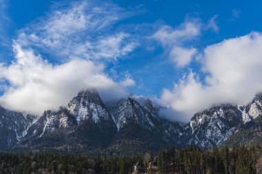Bulutlu gökyüzü arka plan şaşırtıcı doğa manzaralı