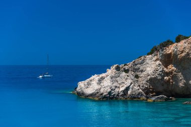 Mavi lagün ve yeşilliklerle büyüleyici doğa manzaralı