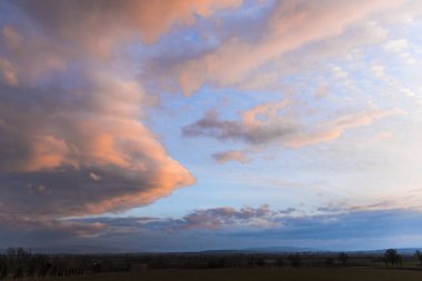 Bulutlu gökyüzü arka plan şaşırtıcı doğa manzaralı