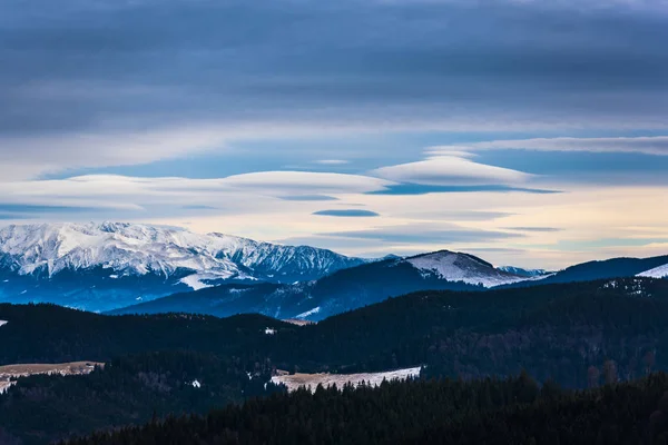 Fascinante Vista Montaña Naturaleza Con Vegetación Cielo Azul Nublado — Foto de Stock