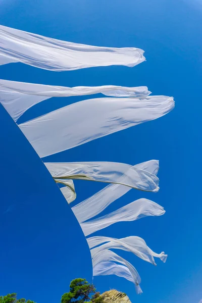 Textil Blanco Ventoso Sobre Fondo Azul Cielo —  Fotos de Stock