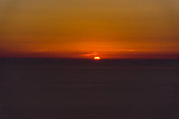 かなり海の背景にカラフルなすばらしい夕日 — ストック写真