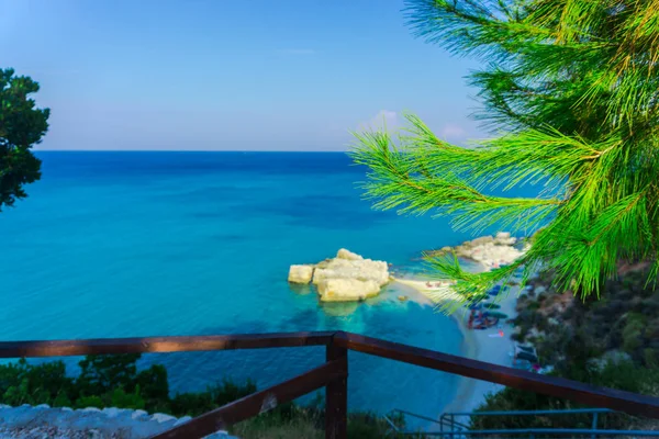 Mavi Lagün Yeşilliklerle Büyüleyici Deniz Manzaralı — Stok fotoğraf