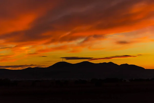 Cielo Anaranjado Puesta Sol Sobre Colinas —  Fotos de Stock