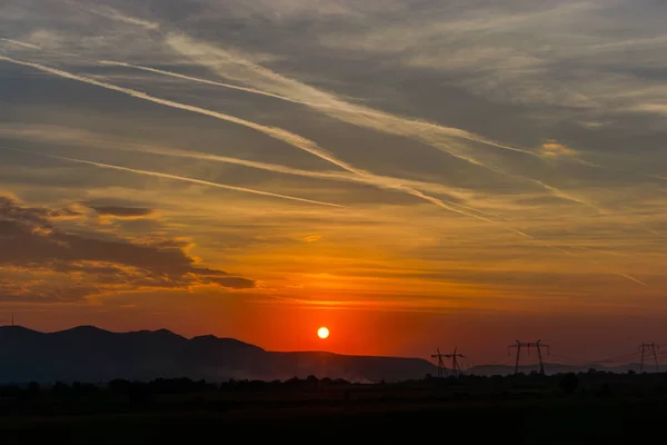 Paisaje Con Sol Poniente Cielo Nublado Sobre Montañas Distantes — Foto de Stock