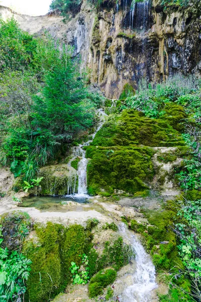 Удивительный Вид Водопады Скалистом Фоне Гор — стоковое фото