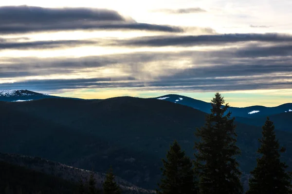 Yeşil Mavi Bulutlu Gökyüzü Ile Büyüleyici Doğa Dağ Manzaralı — Stok fotoğraf