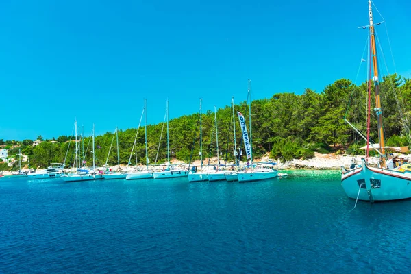 Deniz Gemi Deniz Kıyısına Yakın Tarih Demirleyen — Stok fotoğraf