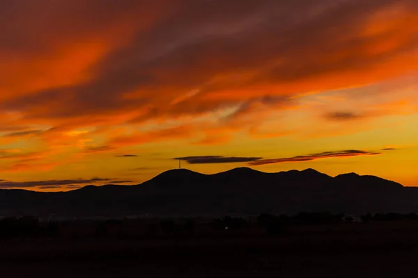 Cielo Anaranjado Puesta Sol Sobre Colinas —  Fotos de Stock