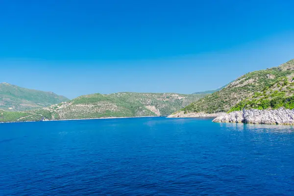 Büyüleyici doğa dağ manzaralı yeşillik ile