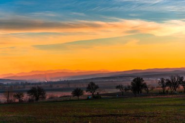 Bulutlu gökyüzü arka plan şaşırtıcı doğa manzaralı