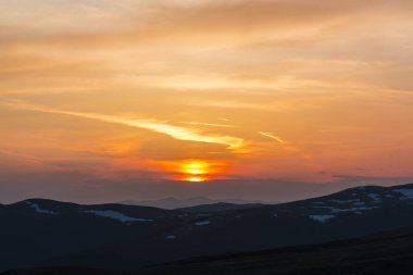 Bulutlu gökyüzü arka plan şaşırtıcı doğa manzaralı