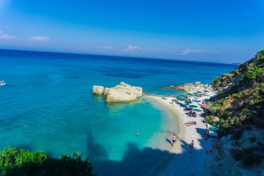 Mavi lagün ve yeşilliklerle büyüleyici deniz manzaralı