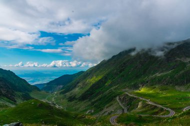 Yeşil ve mavi bulutlu gökyüzü ile büyüleyici doğa dağ manzaralı