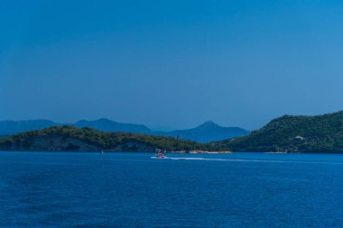 Büyüleyici doğa dağ manzaralı yeşillik ile