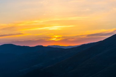 Bulutlu gökyüzü arka plan şaşırtıcı doğa manzaralı