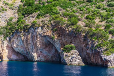 Büyüleyici doğa dağ manzaralı yeşillik ile