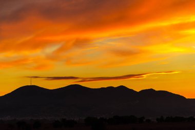 turuncu günbatımı gökyüzü tepeler üzerinde renkli.