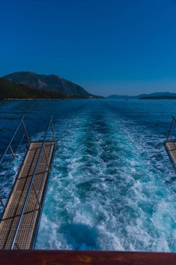 deniz suyu ve adada teknegörünümü  