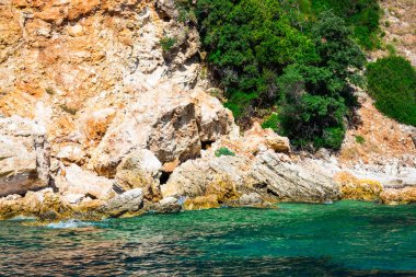 Büyüleyici doğal mavi deniz manzaralı 