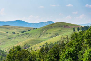 Yeşil ve mavi bulutlu gökyüzü ile büyüleyici doğa dağ manzaralı