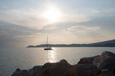 deniz suyu ve hareketli Yelkenli yansıtan güneş