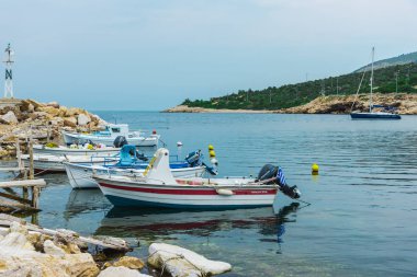 Sahile yakın limanda demirli tekneler