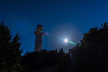 Deniz feneri mavi gökyüzü arka plan ile bina