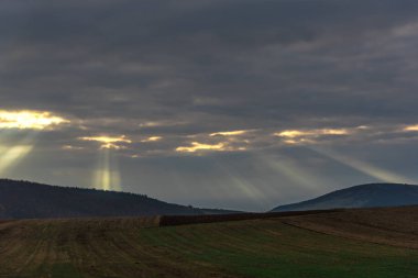 Bulutlu gökyüzü arka plan şaşırtıcı doğa manzaralı