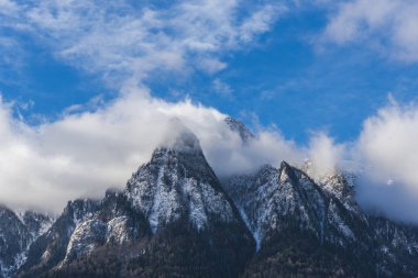 Bulutlu gökyüzü arka plan şaşırtıcı doğa manzaralı
