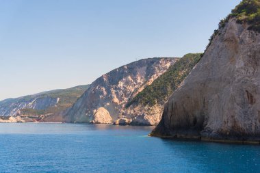 Mavi lagün ve yeşilliklerle büyüleyici doğa manzaralı