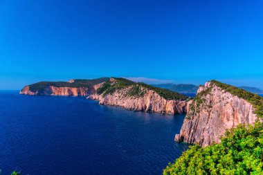 ısmarlayarak deniz, yeşil tepeler ve mavi gökyüzü