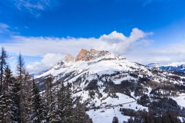 Kabarık karla kaplı dağ manzaralı şaşırtıcı