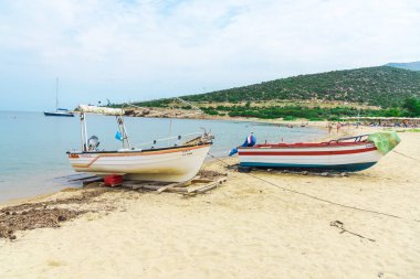 Sahile yakın limanda demirli tekneler