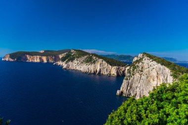 Büyüleyici doğa dağ manzaralı yeşillik ile