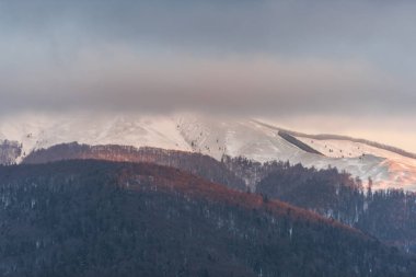 Bulutlu gökyüzü arka plan şaşırtıcı doğa manzaralı