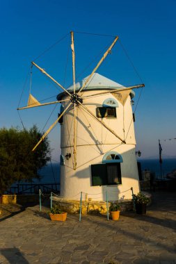 Zakynthos adasında geleneksel eski yel değirmeni, Yunanistan.