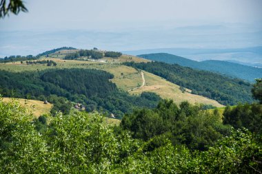 Yeşil ve mavi bulutlu gökyüzü ile büyüleyici doğa dağ manzaralı