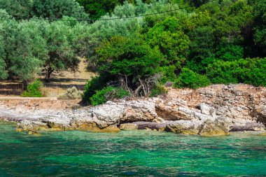 Büyüleyici doğal mavi deniz manzaralı 