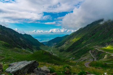Yeşil ve mavi bulutlu gökyüzü ile büyüleyici doğa dağ manzaralı