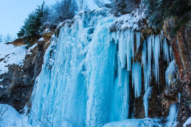 Doğa arka plan üzerinde büyük soğuk buz sarkıtları