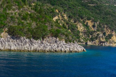 Yeşillik ve tünel ile etkileyici doğa dağ manzaralı