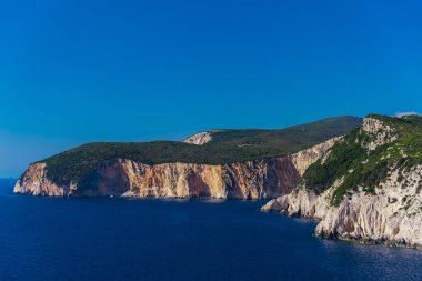 Büyüleyici doğa dağ manzaralı yeşillik ile
